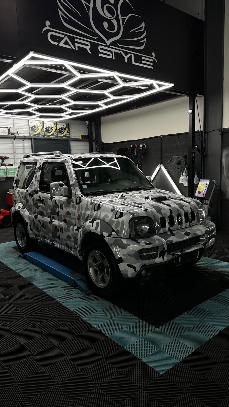 Covering camo 4x4 Jeep